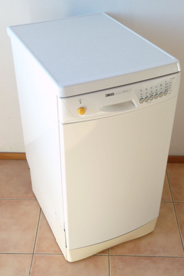 Kapea astianpesukone Zanussi AquaPulse DE 4944