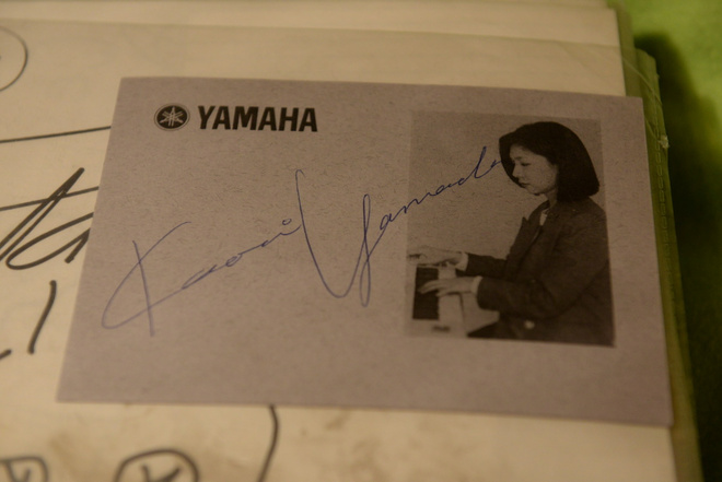 Kaori Yamada nimikirjoitus mainoksessa