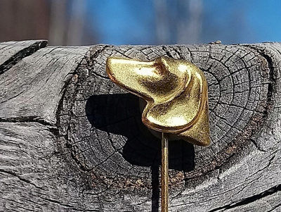 Kullanvärinen koiramerkki. Halkaisija - 18 mm.