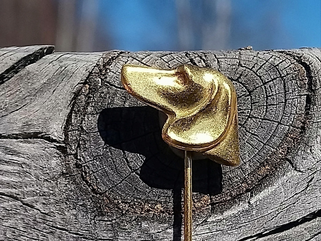 Kullanvärinen koiramerkki. Halkaisija - 18 mm.