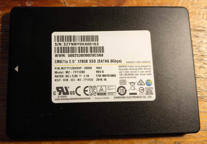 128GB 2,5" SSD-levy (Samsung CM871a)