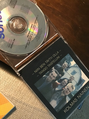 Kolmas Nainen . Niin sen täytyi olla CDS single