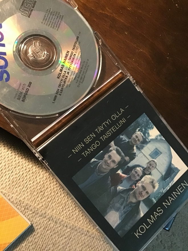 Kolmas Nainen . Niin sen täytyi olla CDS single