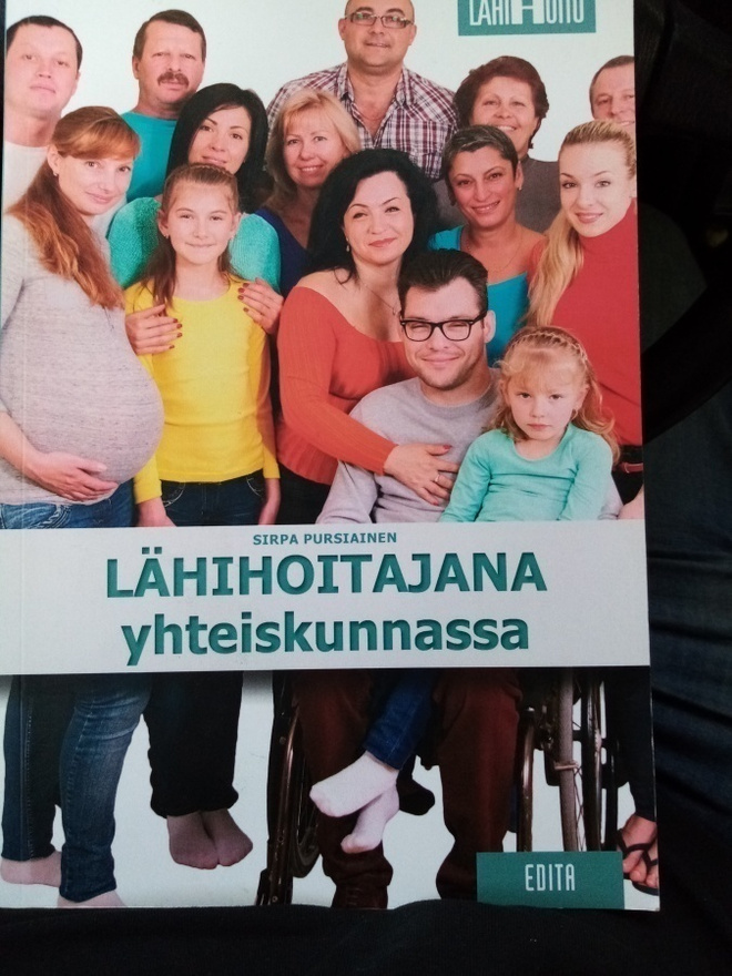 PURSIAINEN  :  LÄHIHOITAJANA YHTEISKUNNASSA