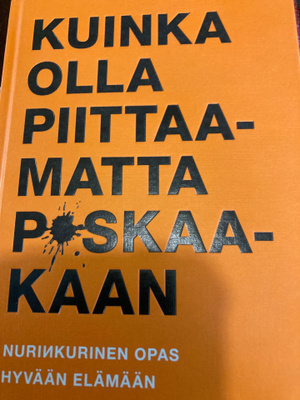 MARK MANSON: KUINKA OLLA PIITTAAMATTA PASKAAKAAN