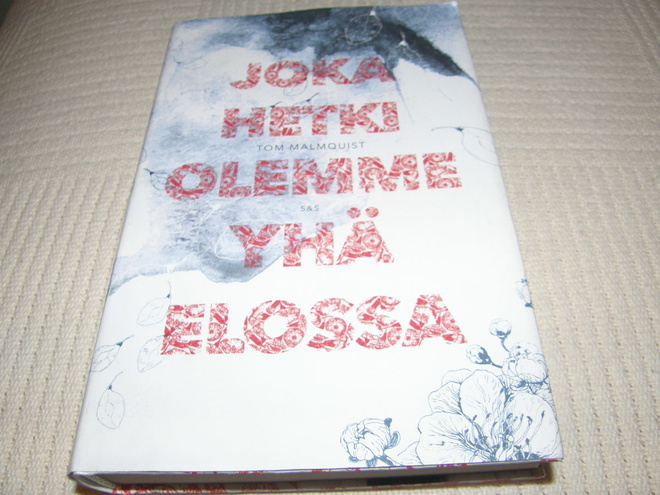 Tom Malmquist Joka hetki olemme yhä elossa  -sid