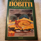 J. R. R. Tolkien: Hobitti eli sinne ja takaisin - pikkukuva 1