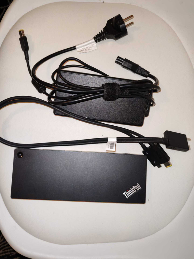 Lenovo ThinkPad Thunderbolt 3 Dock Gen 2, laturi ja kaapeli