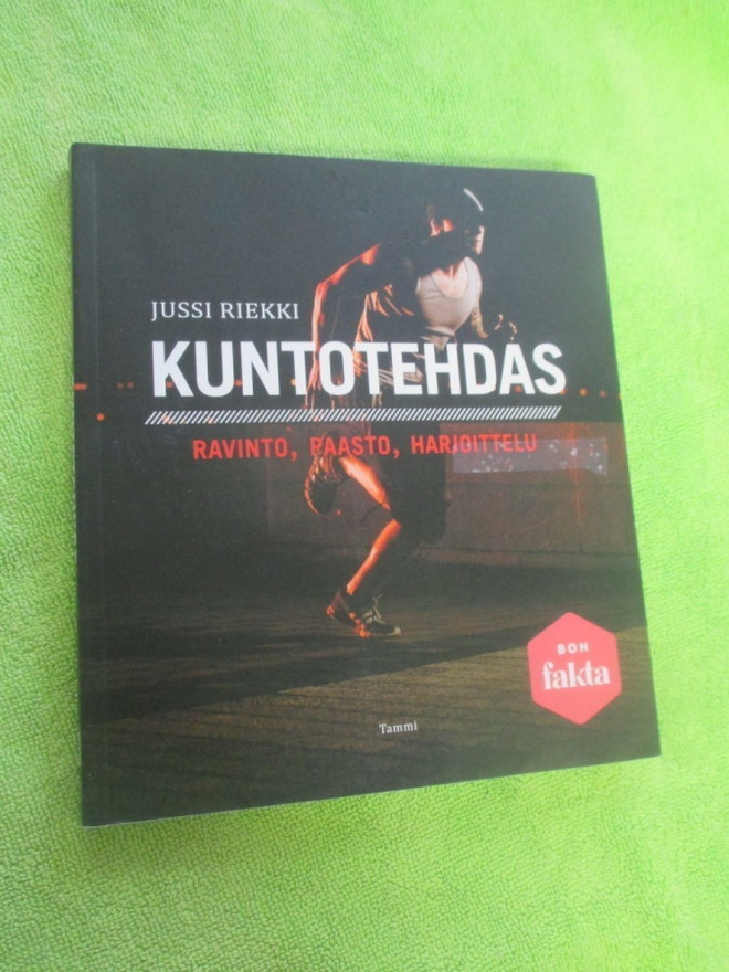 JUSSI RIEKKI - KUNTOTEHDAS ( hienokuntoinen kirja !!