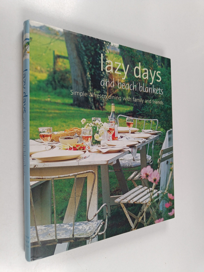 Helen Ridge : Lazy Days and Beach Blankets