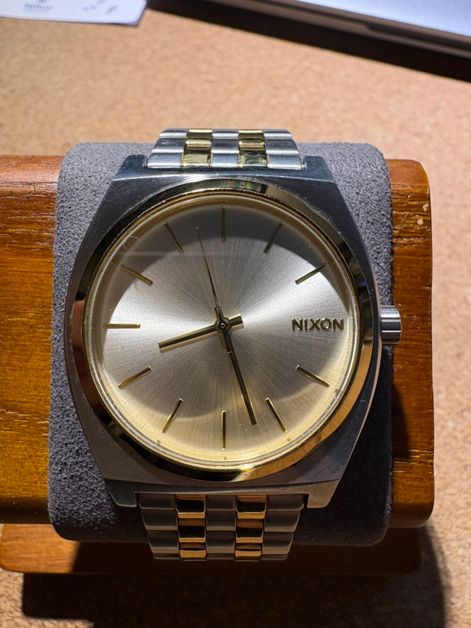 Nixon Hopea/Kullansävytetty teräs Ø37 mm rannekello