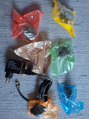 Micro-USB laatulaturi Friwo erilaisella sovitimella