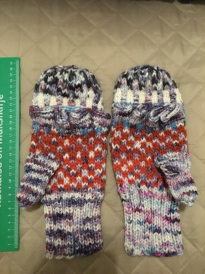 Alina´s Handmade hupullinen neulesormikas KIRJAVA HOPOTIHOI