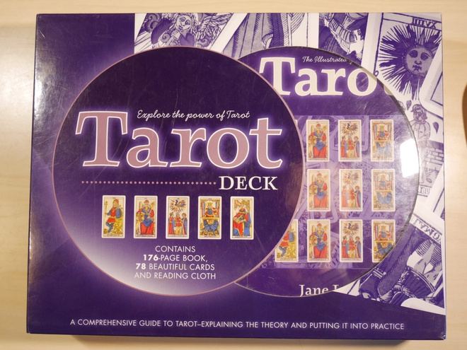 Tarot-pakka ja kirja