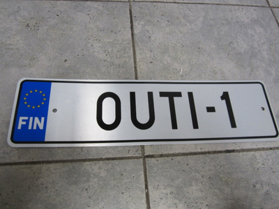 OUTI-1 " REKISTERIKILPI "