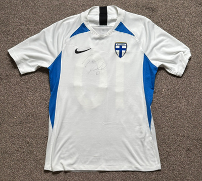 Aito nimikirjoitus Huuhkajat Suomi pelipaita Teemu Pukki