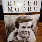 Roger Moore :  Nimeni on Roger Moore ( SIS POSTIKULU) - pikkukuva 1