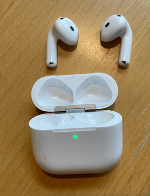 Apple AirPods 4 -kuulokkeet ja kotelo (ANC)