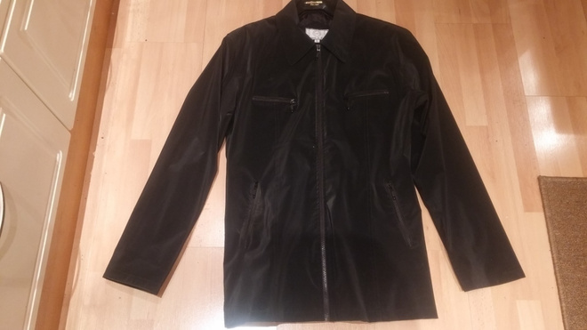 Tyylikäs kevät/syystakki L-XL sateen pitävä.