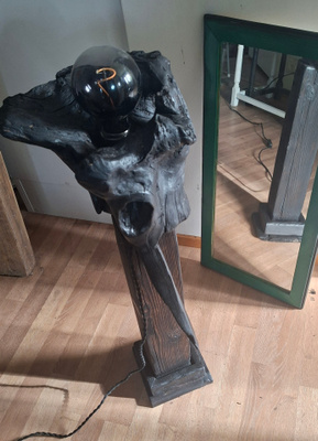 DIV DESING uniikki Yakisugi tekniikalla tehty jalkalamppu.