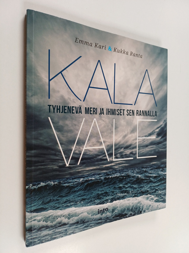 Emma Kari : Kalavale : tyhjenevä meri ja ihmiset sen rann...