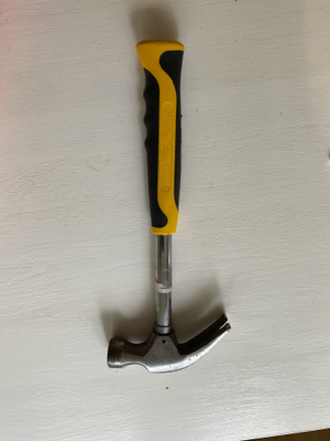 Vasara metallipäällä, naulanvetimellä ja kumipäällysteisellä