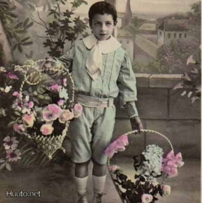 LAPSI / Tummapiirteinen poika ja kauniit kukkakorit. 1900-l.