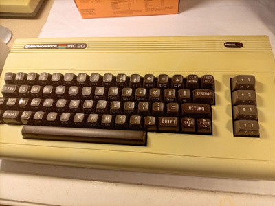 2kpl vialliset VIC-20