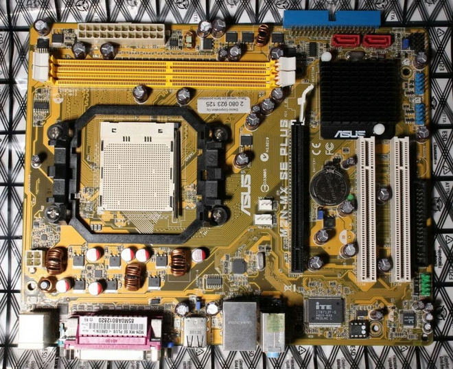AM2+ emolevy Asus M2N-MX SE PLUS, Asuksen tehdaskunnostama