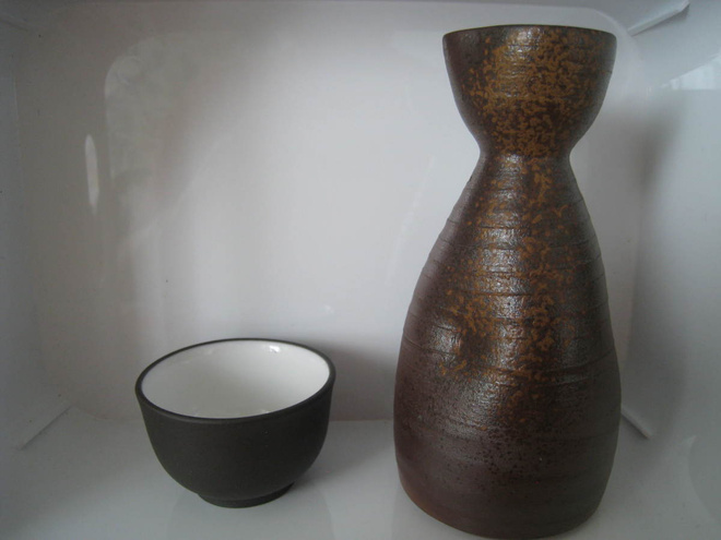 Sake pullo ja kuppi Japani Okayama käyttämätön