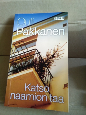 Outi Pakkanen: Katso naamion taa -pokkari-