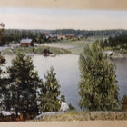 Inkoo, Barösund, tyttö harjulla, vesistö- ja kylänäkymä ei p - pikkukuva 1