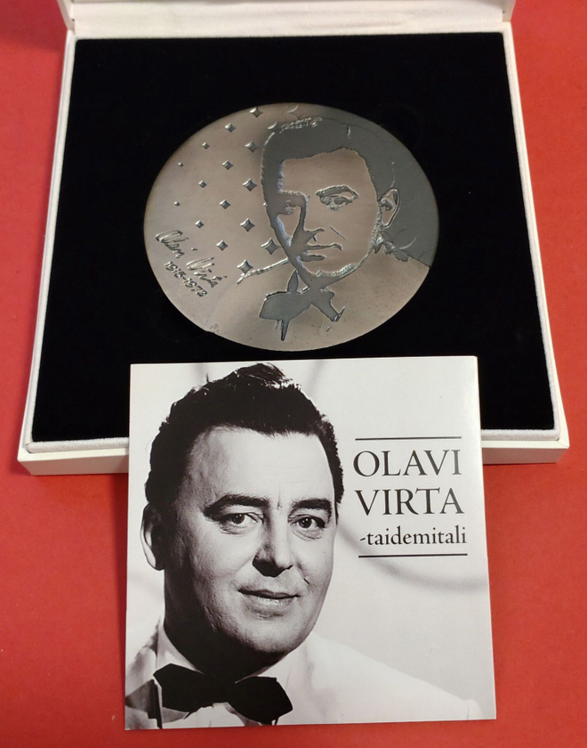 Olavi Virta pronssi mitali, 885 g, hopeointi, antiikkipatina