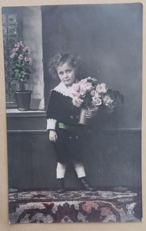 Lapsi tuo onnittelut kukkien kera, vanha väripk, p. 1924