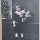 Lapsi tuo onnittelut kukkien kera, vanha väripk, p. 1924 - pikkukuva 1