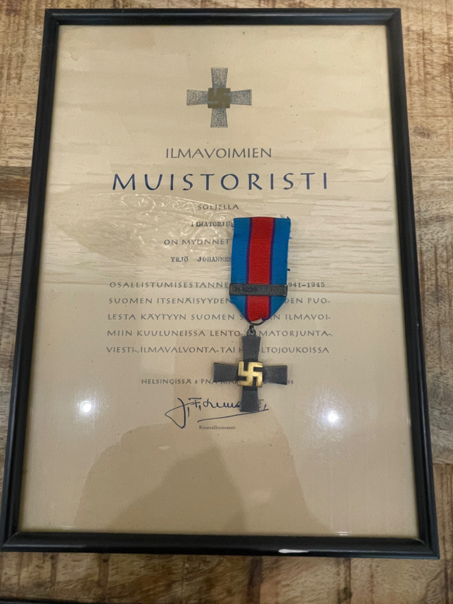 Ilmavoimien muistoristi  myöntökirjalla