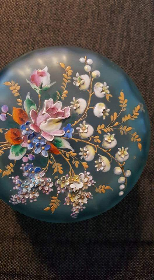 Käsin maalattu lasirasia 1800 luvulta