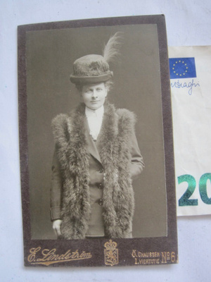 VANHA CDV Valokuva KOMEA Rouva UPEA Hattu Turkiskaulus 1900-