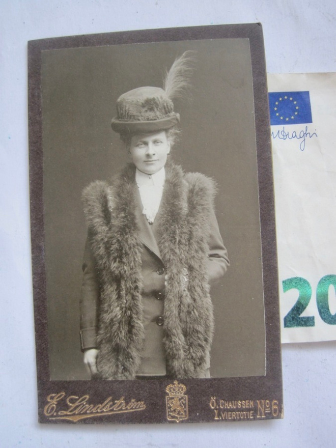 VANHA CDV Valokuva KOMEA Rouva UPEA Hattu Turkiskaulus 1900-
