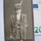 VANHA CDV Valokuva KOMEA Rouva UPEA Hattu Turkiskaulus 1900- - pikkukuva 1