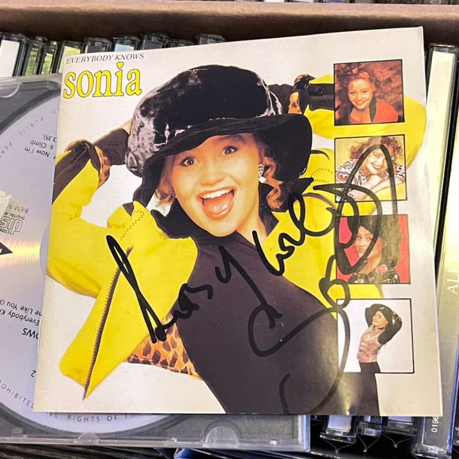 Sonia – Everybody Knows NIMIKIRJOITUS