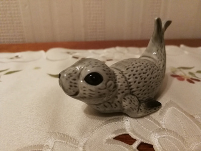 Posliininen norppa figuuri