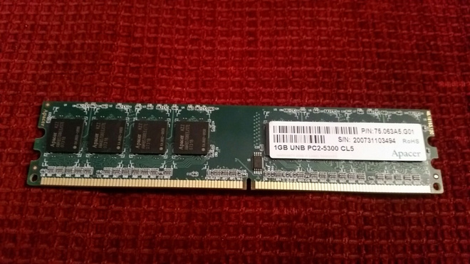 APACER  1GB  unb pc2-5300 cl5   ( muistikampa )