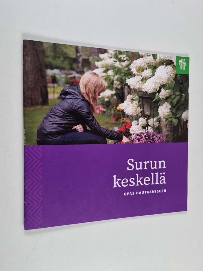 Surun keskellä : Opas hautaamiseen