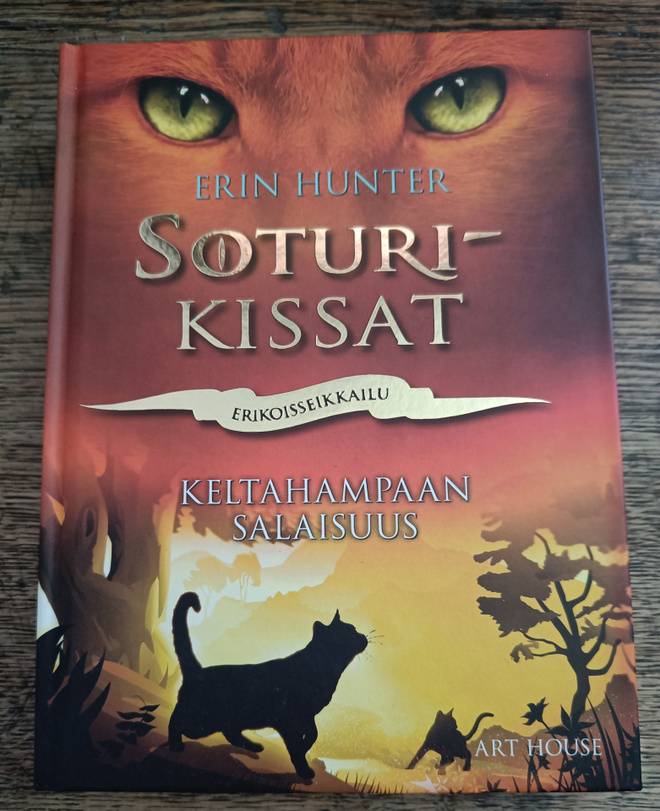 Erin Hunter: SOTURIKISSAT: Keltahampaan salaisuus