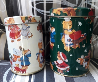 Kaksi nalleaiheista peltipurkkia