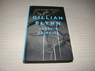 Gillian Flynn Teräviä esineitä -sid