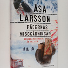 Åsa Larsson : Fädernas missgärningar : spänningsroman - pikkukuva 1
