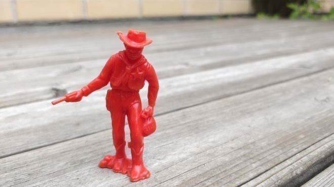 Louis Marx & Co cowboy kultasäkki kädessä 6cm (harvinainen)