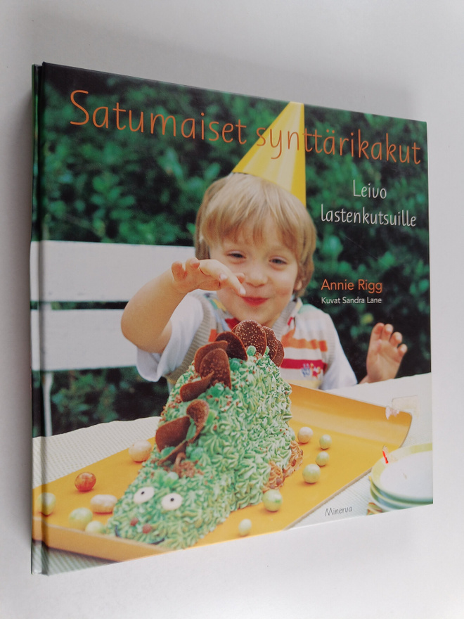 Annie Rigg : Satumaiset synttärikakut : leivo lastenkutsu...